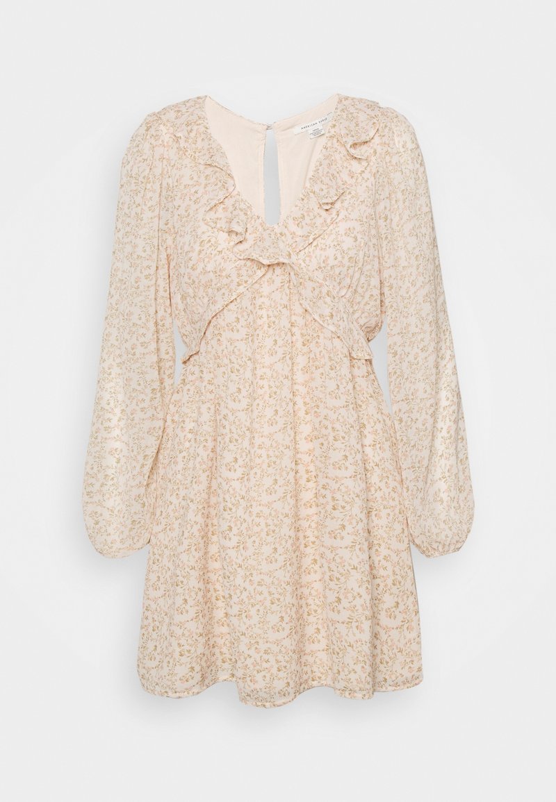 Světle růžové květinové šaty s dlouhými vycpanými rukávy, předními volány a výstřihem ve tvaru V s otvorem na zádech.