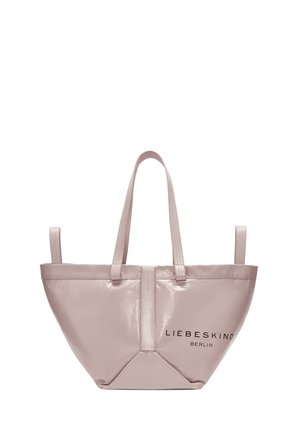 Pink, glänzende Tragetasche mit zwei oberen Griffen, strukturierter Form und Logo auf der Vorderseite. Verfügt über einen flachen Boden und minimale Akzente.
