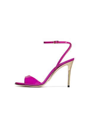 Sandalo singolo di colore rosa acceso con tacco alto a spillo dorato e cinturino alla caviglia, mostrato di profilo su sfondo bianco.