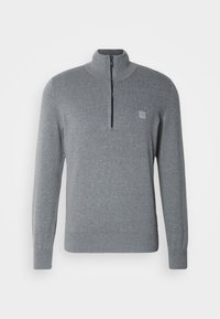 Pull gris en maille pour homme avec manches longues, col montant, fermeture éclair moitié devant et petit patch carré sur la poitrine.