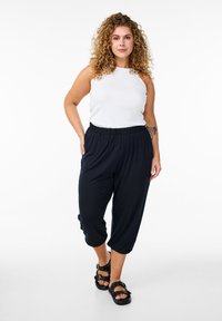 Zizzi 3/4-LÄNGE MIT HOHER TAILLE - Lühikesed püksid - black