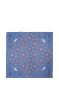 Silk skjerf i blått med et geometrisk mønster som har stiliserte hestehoder og røde detaljer. Kantene inkluderer teksten "HÉST." Glatt tekstur.