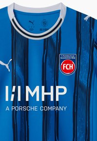 Blå sportstrøje med sorte lodrette striber, hvid krave og logo-detaljer. Har teksten: "1. FussballClub Heidenheim 1846" og sponsorens navn.