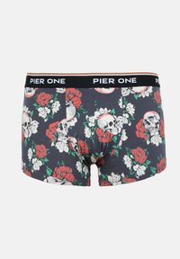 Boxers pour hommes avec ceinture noire portant la mention "Pier One", avec un fond sombre avec un motif tête de mort et fleurs rouges et blanches.