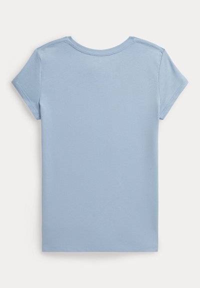 Φωτεινό γαλάζιο βαμβακερό μπλουζάκι με στρογγυλή λαιμόκοψη και κοντά μανίκια. Διαθέτει απλή, λεία υφή και καθαρές ραφές κατά μήκος των άκρων.