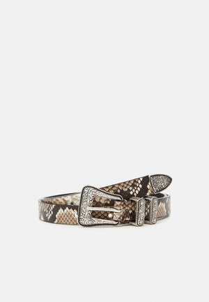 Ceinture en cuir imprimé serpent avec boucle en argent gravée, deux passants, et embout décoratif en argent.