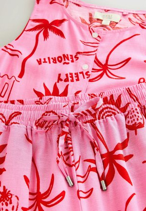 Abito in tessuto rosa con stampa tropicale rossa, caratterizzato da palme e testo. Presenta chiusura con bottoni e vita elasticizzata con cordoncino.