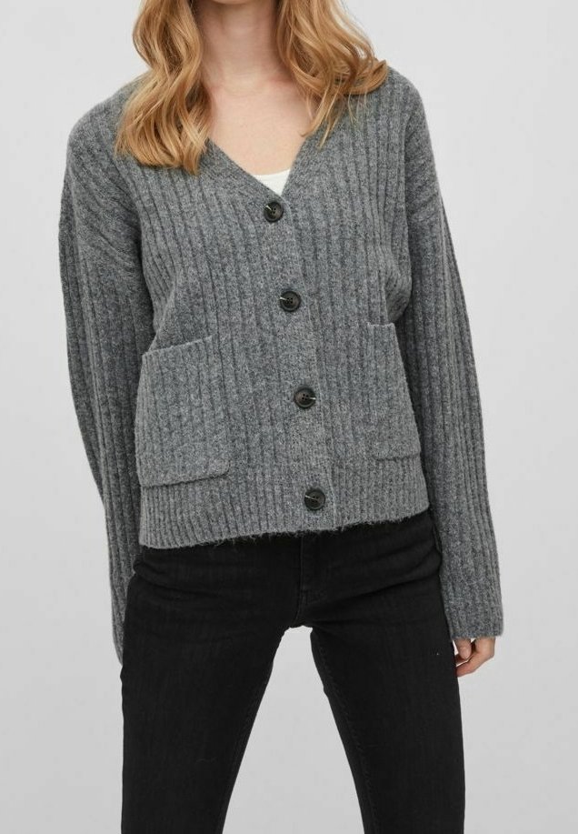 Cardigan gris côtelé à manches longues, col en V et trois boutons foncés. Comprend deux poches avant et un motif en maille texturé.