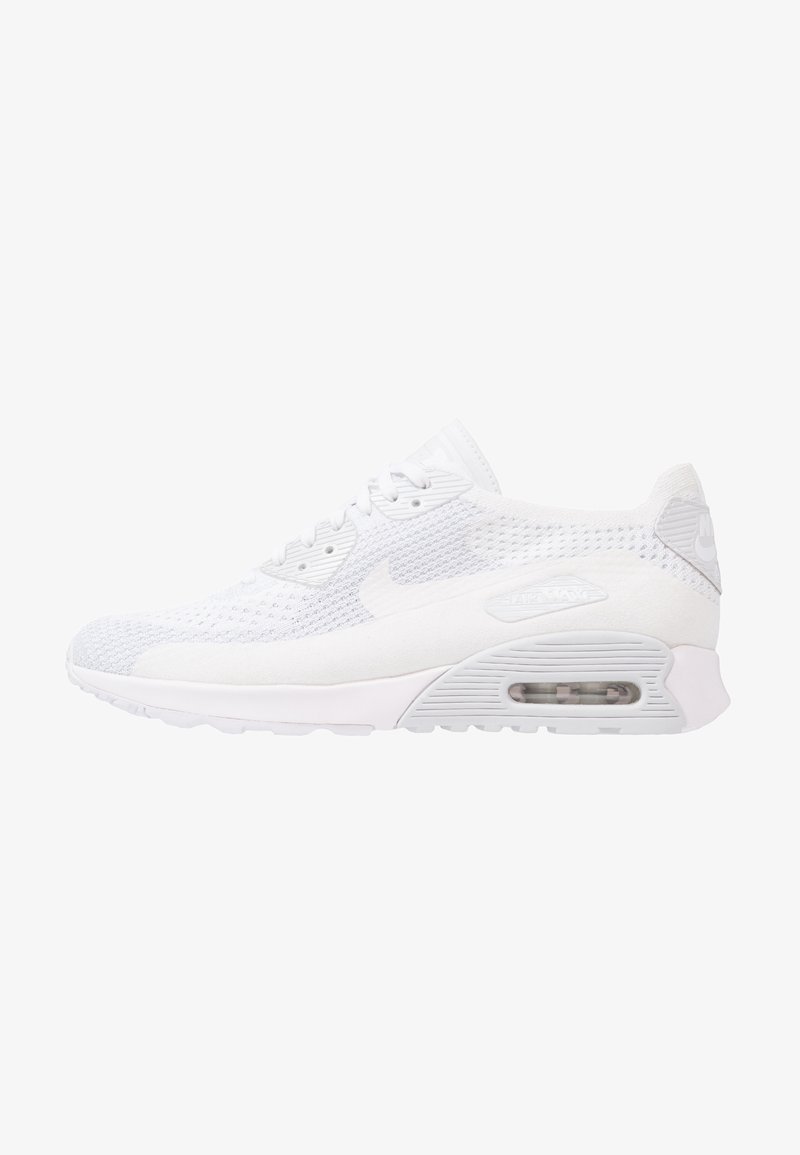 Baskets Nike Air Max entièrement blanches avec tige en mesh, coussin d'air visible dans la semelle et logo classique sur le côté et le talon.