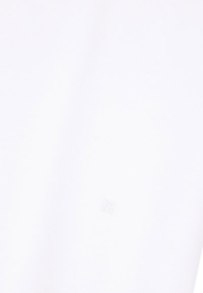 Tela blanca con un pequeño logo en relieve sutil que muestra las letras entrelazadas "D" y "R" cerca del centro.