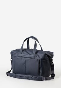 Dunkelblaues Duffelbag aus strapazierfähigem Stoff, mit zwei oberen Griffen, einem abnehmbaren Schultergurt und einer vorderen Reißverschlusstasche.