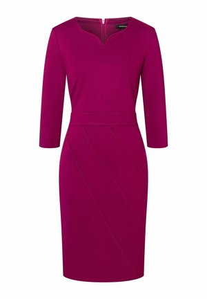 Fuchsia jurk met driekwartmouwen, V-hals en een aansluitend silhouet. Heeft diagonale stikdetails op de rok.