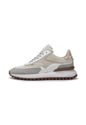 Turnschuhe mit einem Obermaterial aus Mesh und Wildleder in Hellgrau und Beige, ausgestattet mit einer weißen Mittelsohle und einer braunen Gummi-Außensohle mit strukturiertem Grip.
