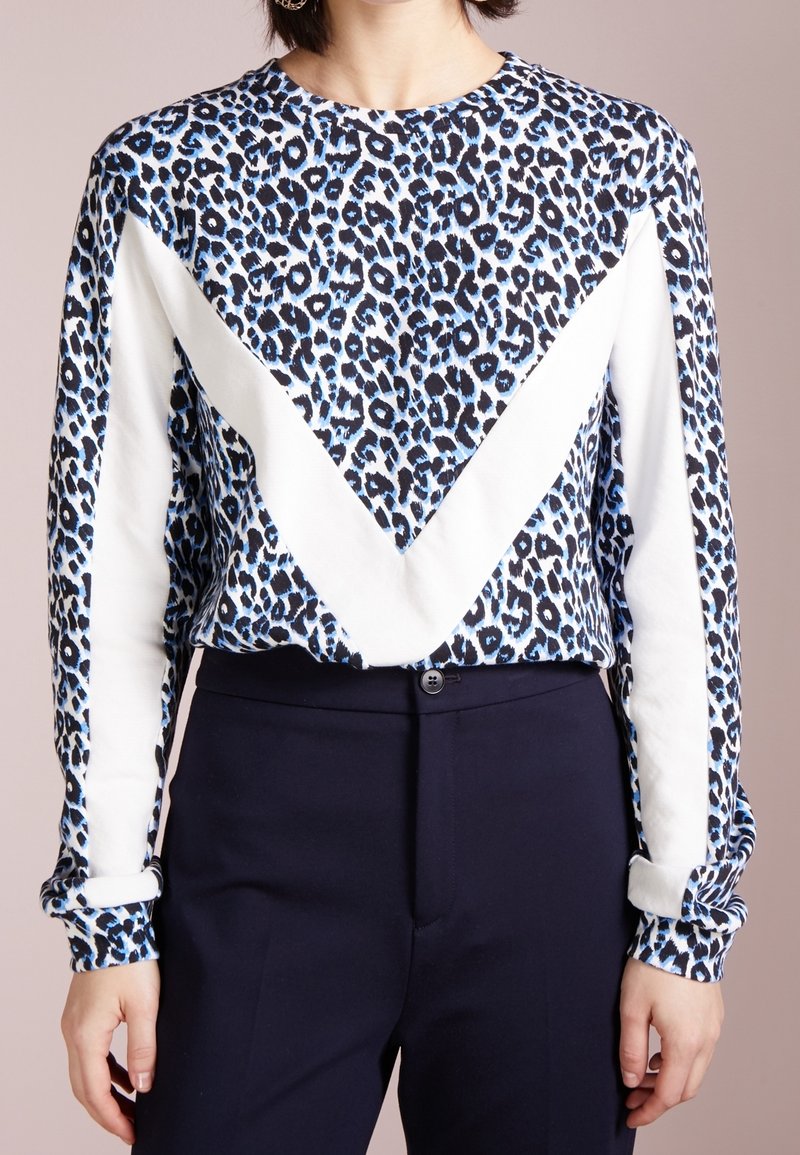 Maglietta a maniche lunghe con stampa leopardata blu e nera e dettaglio a chevron bianco; realizzata in tessuto morbido, ha una vestibilità comoda e maniche con polsini.