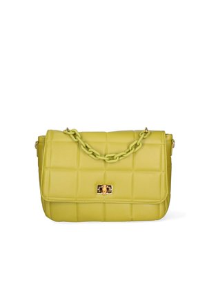 Sac bandoulière en cuir vert citron matelassé avec une sangle chaîne épaisse et une fermeture rectangulaire à torsion de couleur dorée sur le rabat avant.