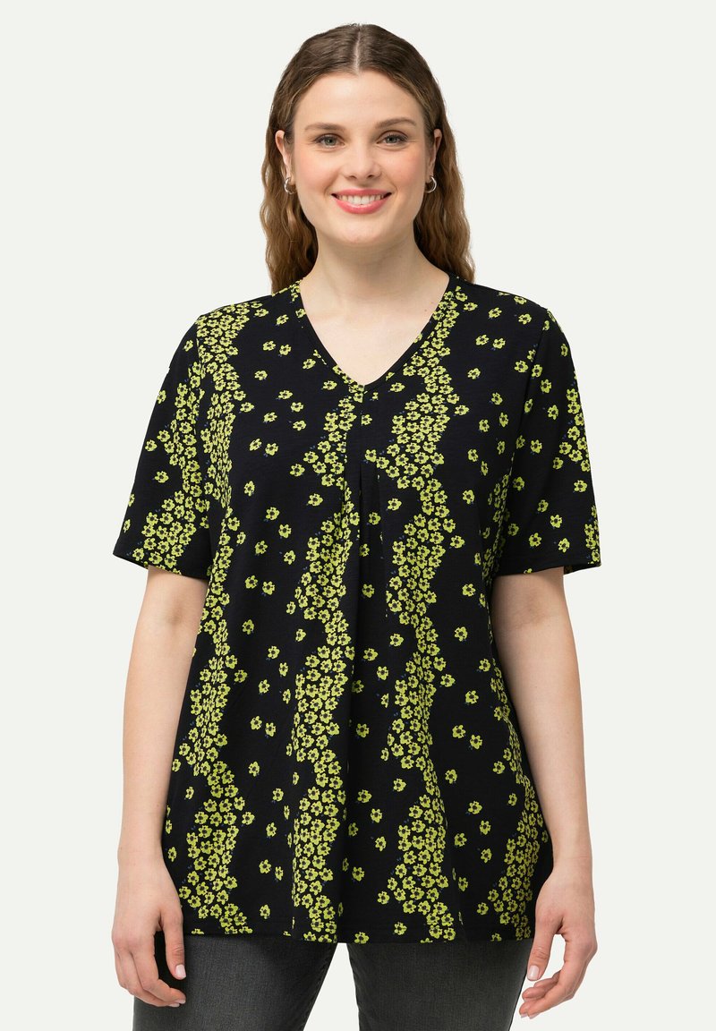 Černá halenka s krátkým rukávem a žlutým květinovým vzorem, s výstřihem do V, uvolněný střih, s malými sklady v přední části pro dodate�čný detail.