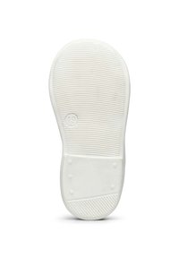 Bílá gumová podrážka boty s texturovanými drážkami, kulatými a obdélníkovými vzory a malým vyraženým číslem "19" blízko paty.