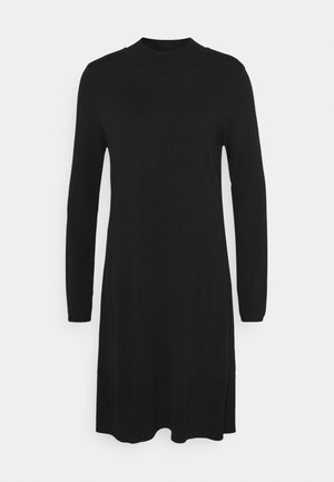 Czarna dzianinowa sukienka z długim rękawem, wysokim okrągłym dekoltem i prostą, średniej długości sylwetką.