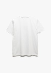 Klassisk hvid kortærmet T-shirt set fra ryggen med rund halsudskæring og almindelig pasform på en hvid baggrund.