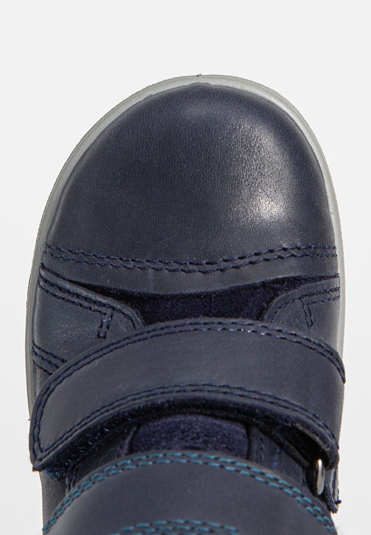 Dunkelblaue Lederschuhe mit abgerundetem Zeh, Klettverschlüssen und kontrastierendem blauen Nähten, mit glatter Oberfläche und Gummisohle.