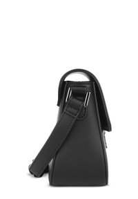 Borsa a mano in pelle nera con un design strutturato, dotata di un manico corto e di una tracolla rimovibile. Texture liscia, con accenti hardware minimali.