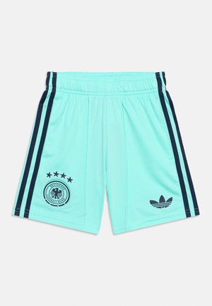 Ανοιχτό μπλε αθλητικό σορτς με μαύρες πλαϊνές ρίγες, ελαστική μέση, έμβλημα της Γερμανικής Ποδοσφαιρικής Ομοσπονδίας και λογότυπο Adidas στο μπροστινό μέρος.