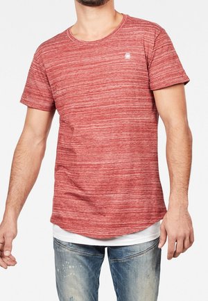 T-shirt rouge chiné à manches courtes avec un col rond. Présente un logo discret sur la poitrine et une coupe droite avec un ourlet incurvé.