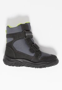Stivale alla caviglia nero e grigio con superficie texture, materiali in tessuto e scamosciato, cintura in Velcro e dettagli in verde neon lungo il bordo superiore.