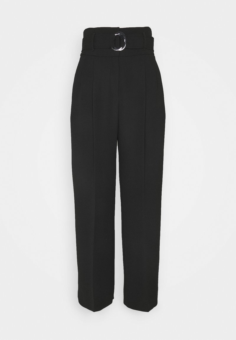 Pantalon noir taille haute avec passants de ceinture, une large ceinture dotée d'une boucle ronde argentée et un pli marqué à l'avant.