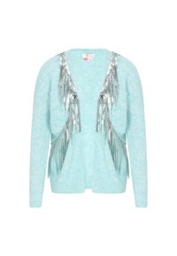 Világoskék, bolyhos kardigán ezüst rojtos díszítéssel, gyöngyös részletekkel az elején és V-nyakú gallérral. Hosszú ujjú, nyitott elülső kialakítású.