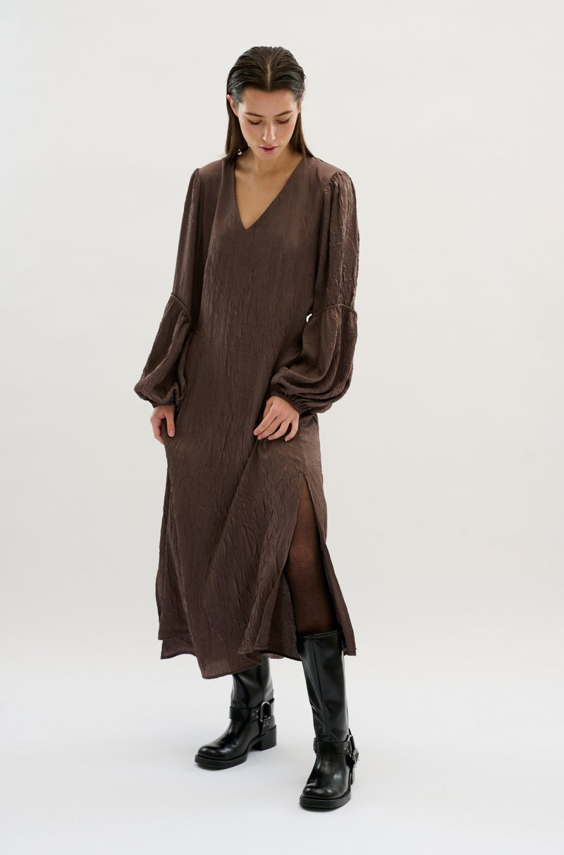 Simons Ruffle Robe Karen by Simonsen Robe longue - plum truffle/marron - ZALANDO.FR