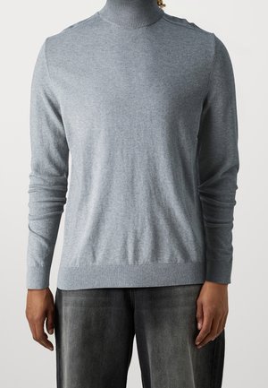 Grauer Rollkragenpullover aus weichem Strickstoff, mit langen Ärmeln, einem taillierten Kragen und gerippten Saumdetails. Minimalistisches Design.
