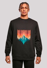 Schwarzer Sweatshirt mit einem bunten Berggrafik in geschichteten orange, rosa und türkisen Farbtönen. Klassischer Rundhalsausschnitt, lange Ärmel.