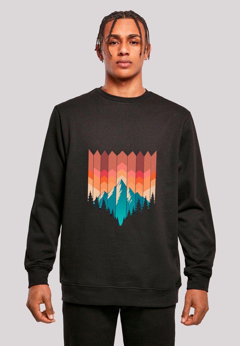 Schwarzer Sweatshirt mit einem bunten Berggrafik in geschichteten orange, rosa und türkisen Farbtönen. Klassischer Rundhalsausschnitt, lange Ärmel.