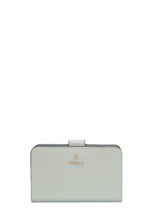 Cartera de cuero gris claro con acabado texturizado, que presenta un logo dorado y un cierre a presión. Forma rectangular compacta con bordes redondeados.