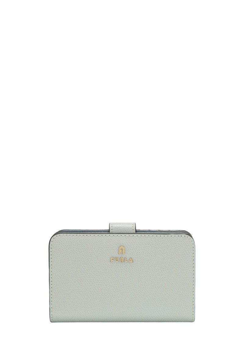 Lichtgrijze leren portemonnee met een gestructureerde afwerking, voorzien van een gouden logo en een drukknoopsluiting. Compact rechthoekige vorm met afgeronde hoeken.