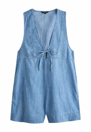 Nő ujjatlan farmerruhán állítja be a nyakkendőt, alatta csíkos bikini felsőt visel, a csuklóján charm karkötők vannak, szabadban, napsütésben.