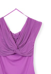 Abito senza maniche di colore viola con dettaglio in tessuto a rete attorcigliato al petto e sottili spalline, appeso a un gancio su uno sfondo bianco.