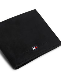 Černá kožená peněženka s prošitými okraji, s malým branded logem v červené, bílé a modré barvě. Kompaktní, skládací design.