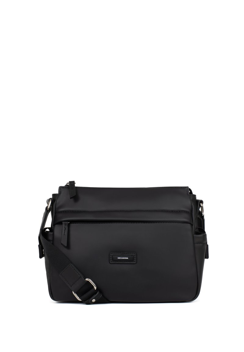 Borsa a tracolla nera realizzata in materiale liscio e resistente. Presenta una tasca frontale, una tracolla regolabile e una forma rettangolare con un'etichetta logo.