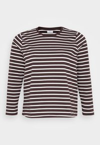 Camisa de manga larga con rayas horizontales en marrón y blanco, cuello redondo y una textura suave y lisa.
