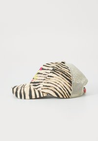 Casquette avec un motif zébré beige et noir, avec un dos en maille et une inscription colorée à l'avant. Design de visière courbée.