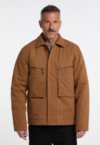 Brun, tyk stofjakke med krave, to frontlommer med lynlås og en knaplukning i bunden. Casual design.