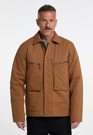 Bruine, dikke stofjas met een kraag, twee voorzakken met rits en een knoopsluiting onderaan. Casual ontwerp.