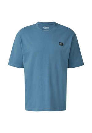 Plava pamučna majica kratkih rukava s okruglim izrezom, s malom crnom logotip oznakom na lijevoj strani prsa. Mekana tekstura, ležerni kroj.
