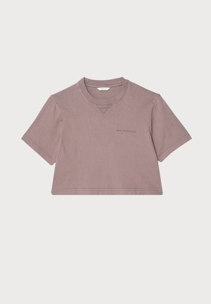 Lühem t-särk tolmuse mauve'i värviga, valmistatud pehmest kangast. Omab ümmargust kaela, lühikesi varrukaid ja peenelt trükitud logo ees.