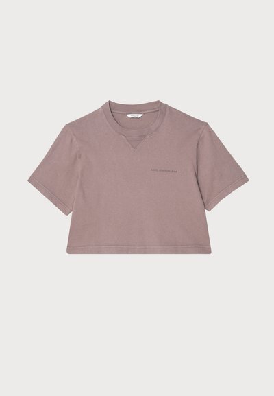 Izgriezta t-kreklu putekļu mauve krāsā, izgatavots no mīksta materiāla. Iezīmē apaļu kaklu, īsas piedurknes un smalku logotipu, kas iespiests uz priekšpuses.