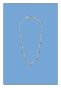 Goldkette mit runden Anhängern, zartem gewundenem Design und einem Karabinerverschluss, vor einem blauen Hintergrund.