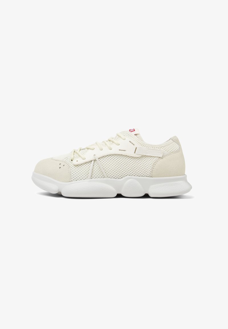 Sneaker en maille blanche et en daim avec une finition texturée, un bout arrondi, des lacets plats et une semelle rembourrée. Comprend une étiquette avec logo sur la languette.