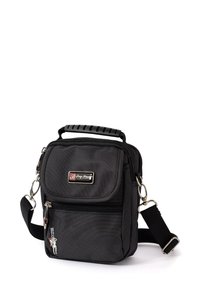 Zwarte stoffen schoudertas met ritscompartimenten, gestructureerd oppervlak, verstelbare schouderband en een metalen logo-tag aan de voorkant.